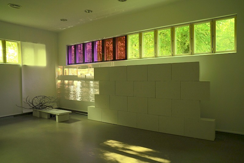 Le rêve, la route, le mur, Yellow Room